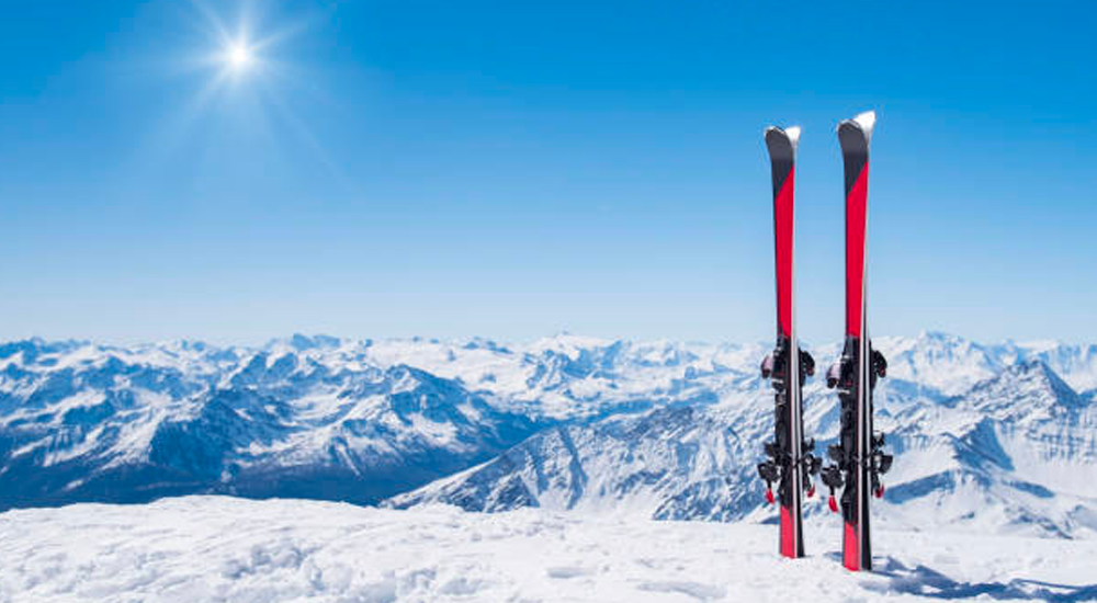 paire de ski sur fond de montage